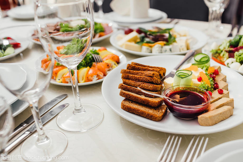 完美聚會前奏 餐飲服務、銀器與玻璃高腳杯的精細準備